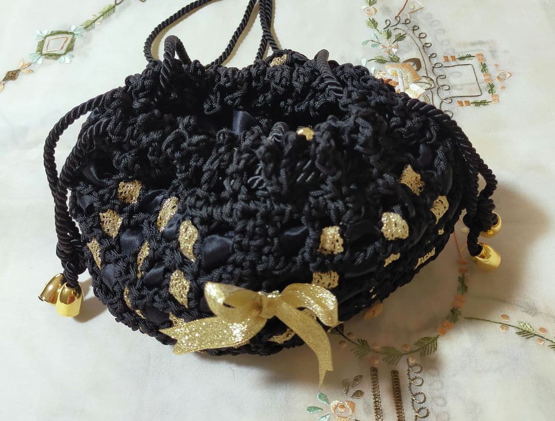 セール✨お洒落巾着型編みショルダーバッグ　未使用美品　黒　金色人気のリボン編み