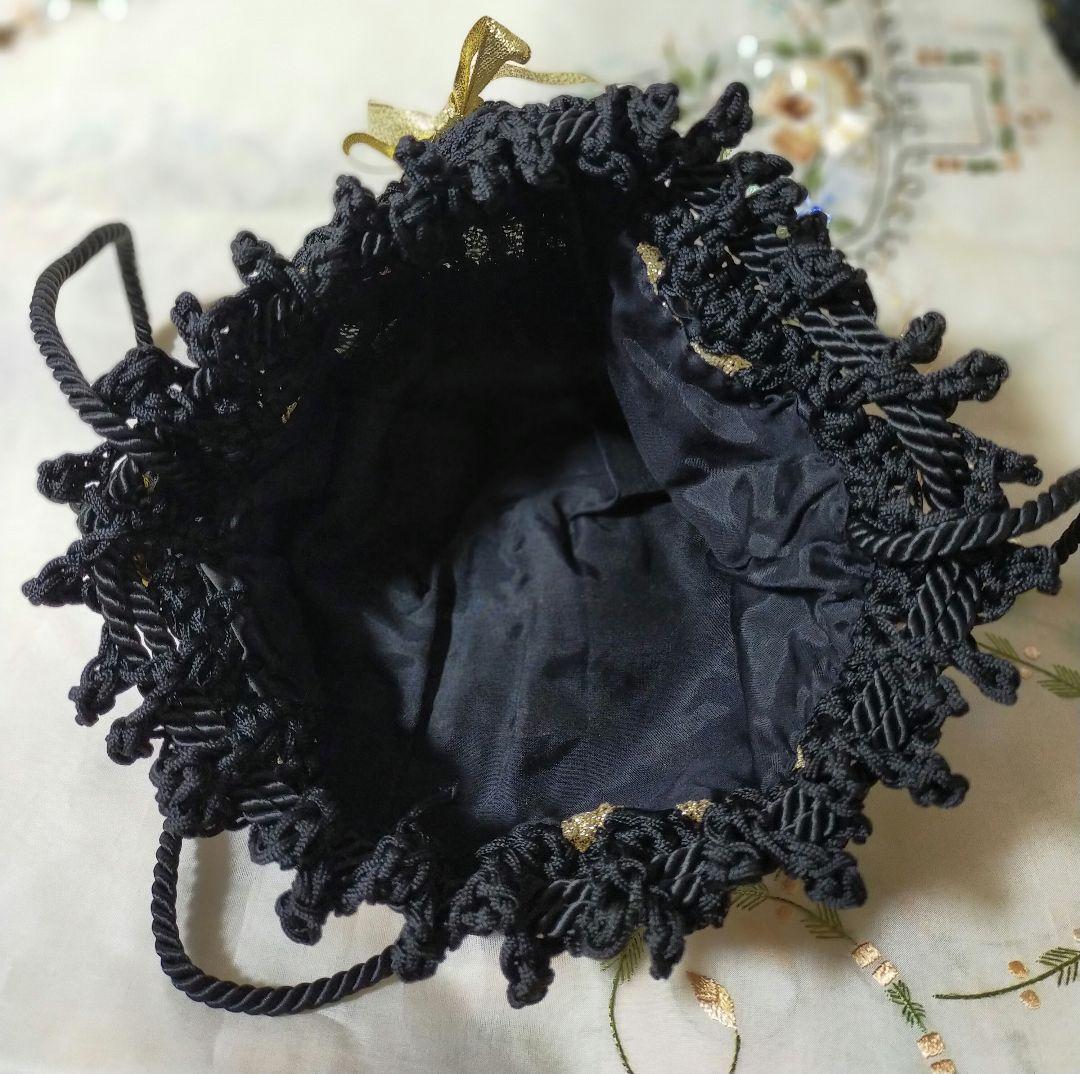 セール✨お洒落巾着型編みショルダーバッグ　未使用美品　黒　金色人気のリボン編み