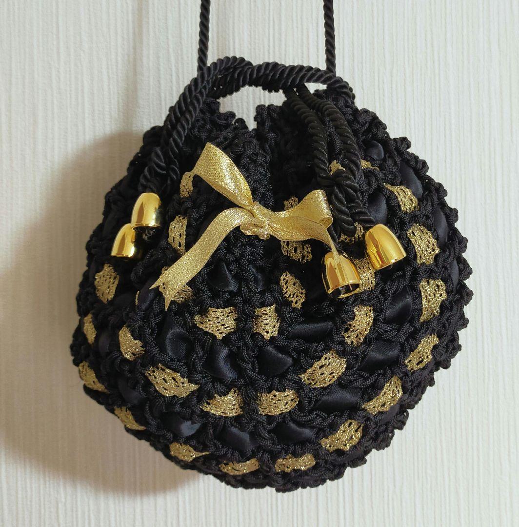 セール✨お洒落巾着型編みショルダーバッグ　未使用美品　黒　金色人気のリボン編み