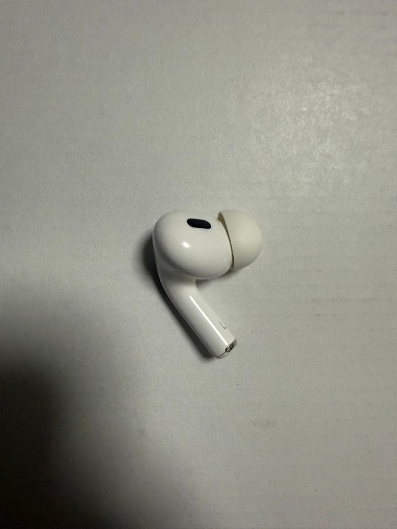 AirPods Pro 2 本体と左耳イヤホン、右耳イヤホンなし