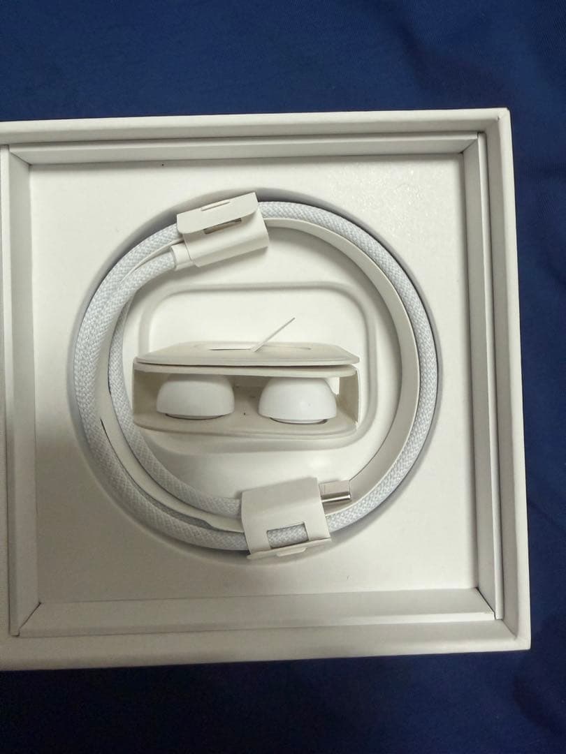 AirPods Pro 2 本体と左耳イヤホン、右耳イヤホンなし