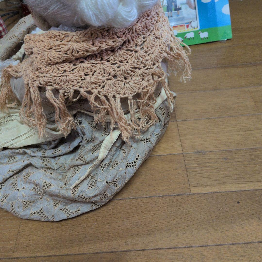 ベージュの女性人形 バスケット付き