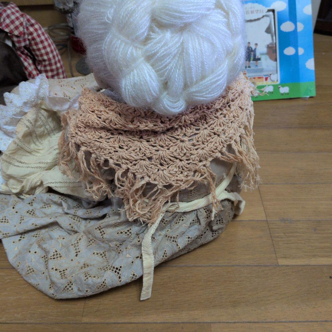 ベージュの女性人形 バスケット付き