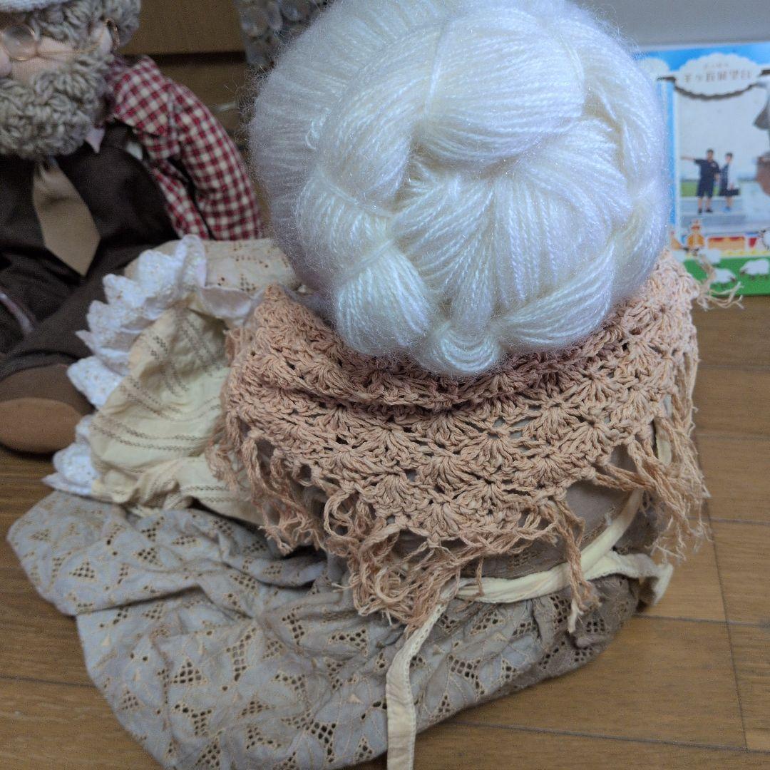 ベージュの女性人形 バスケット付き