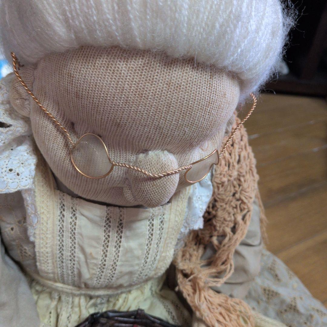 ベージュの女性人形 バスケット付き