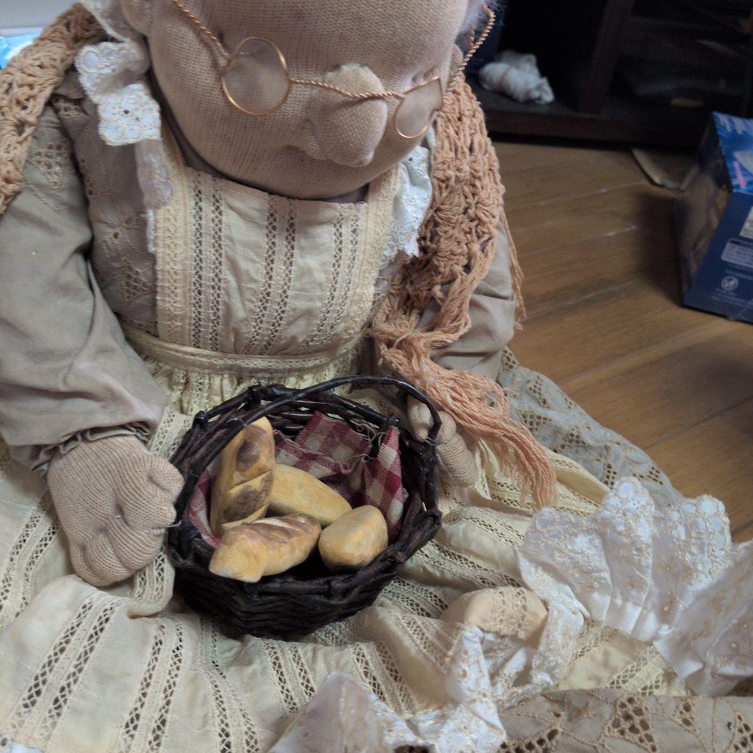 ベージュの女性人形 バスケット付き