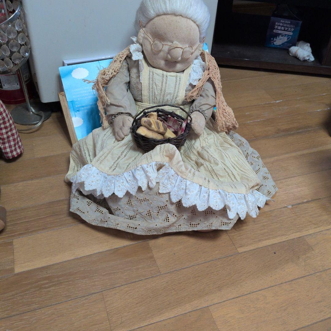 ベージュの女性人形 バスケット付き