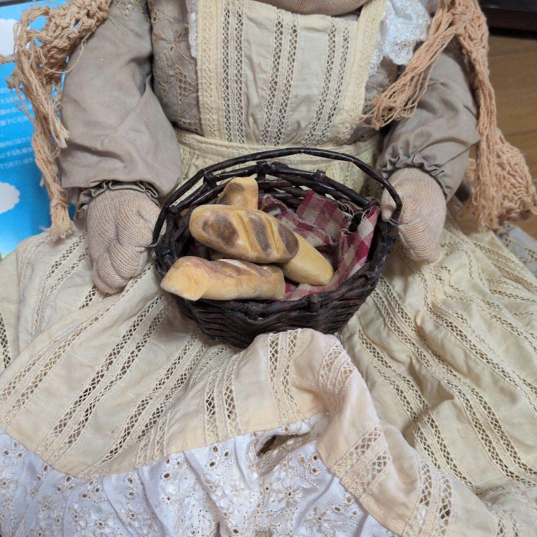 ベージュの女性人形 バスケット付き