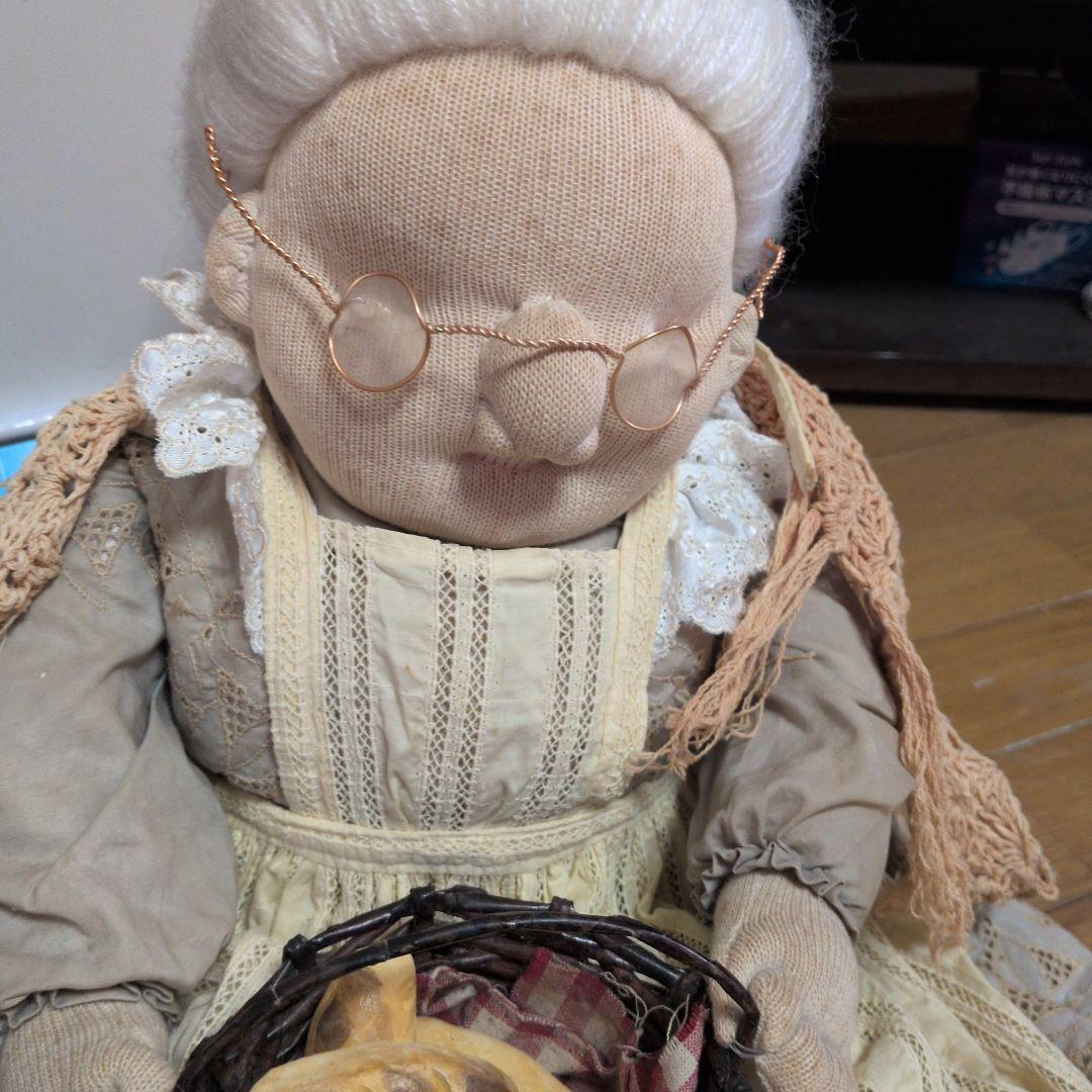ベージュの女性人形 バスケット付き