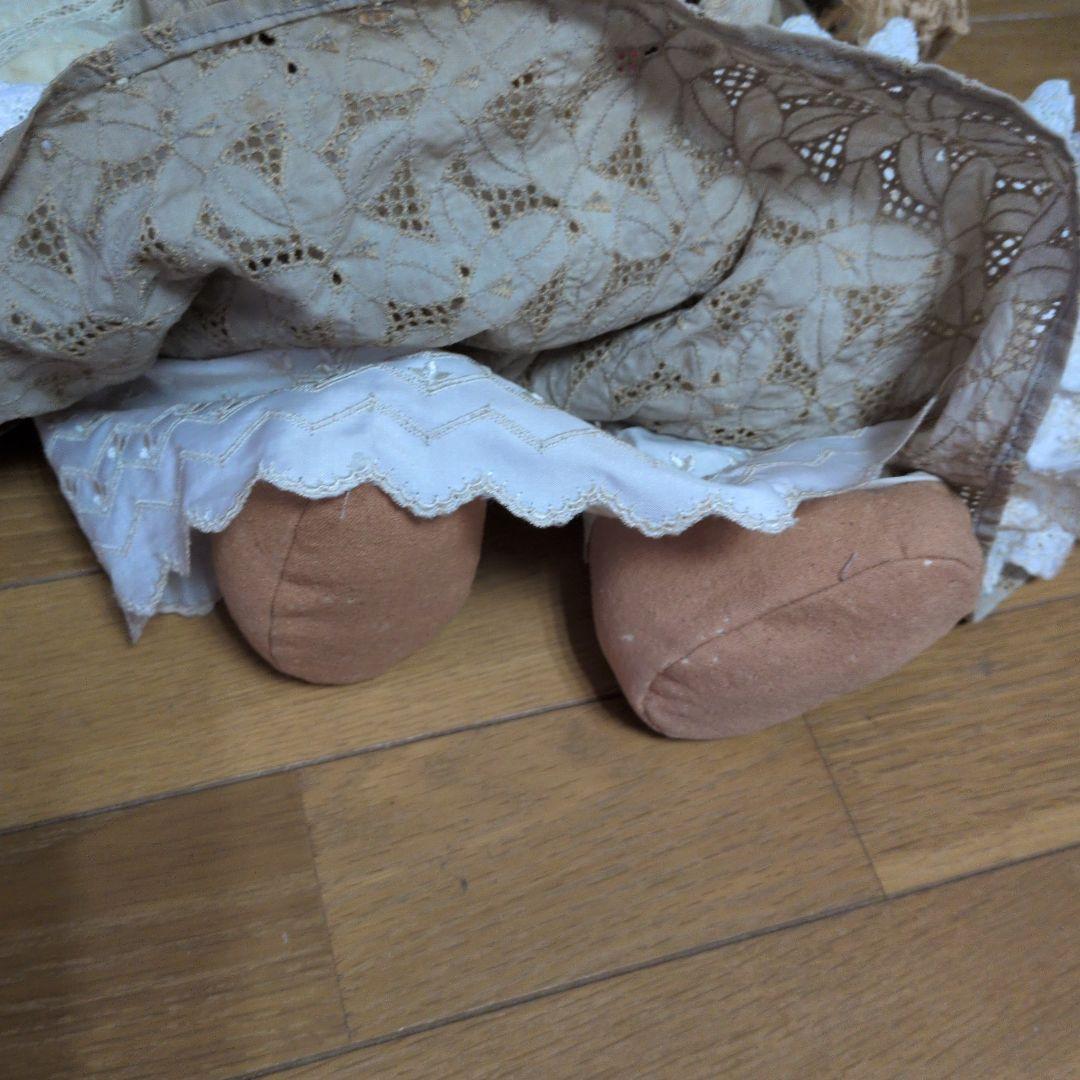 ベージュの女性人形 バスケット付き