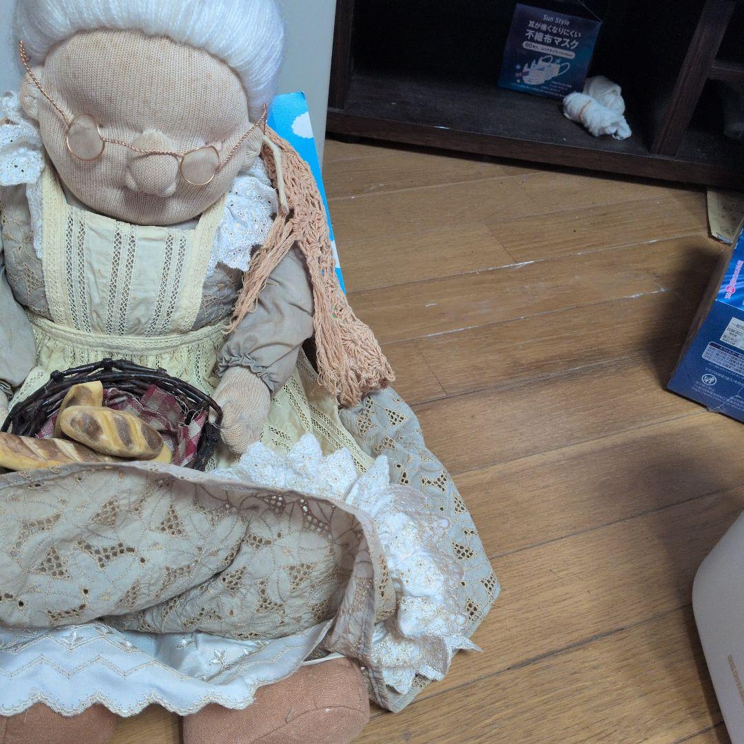 ベージュの女性人形 バスケット付き