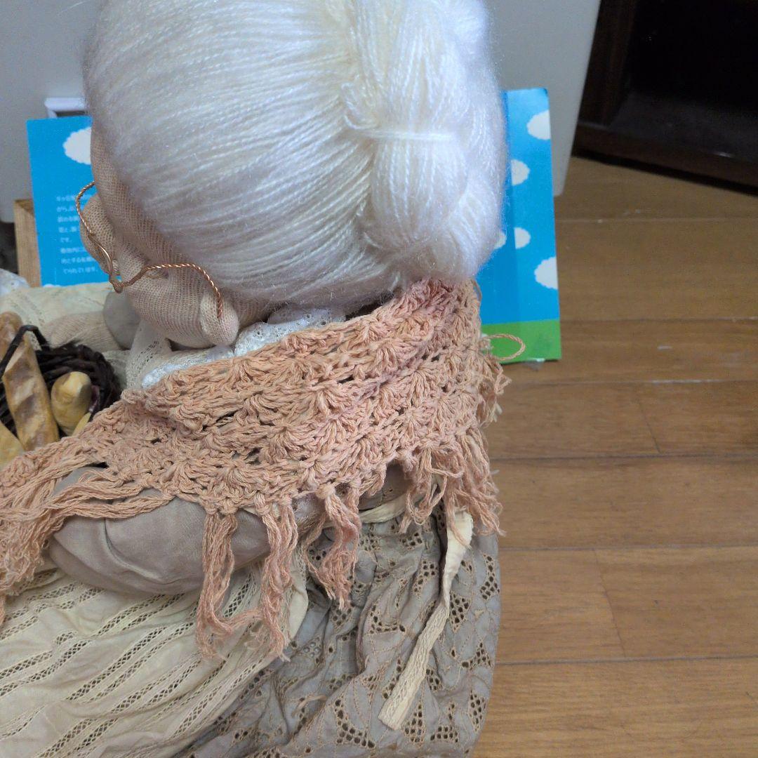 ベージュの女性人形 バスケット付き