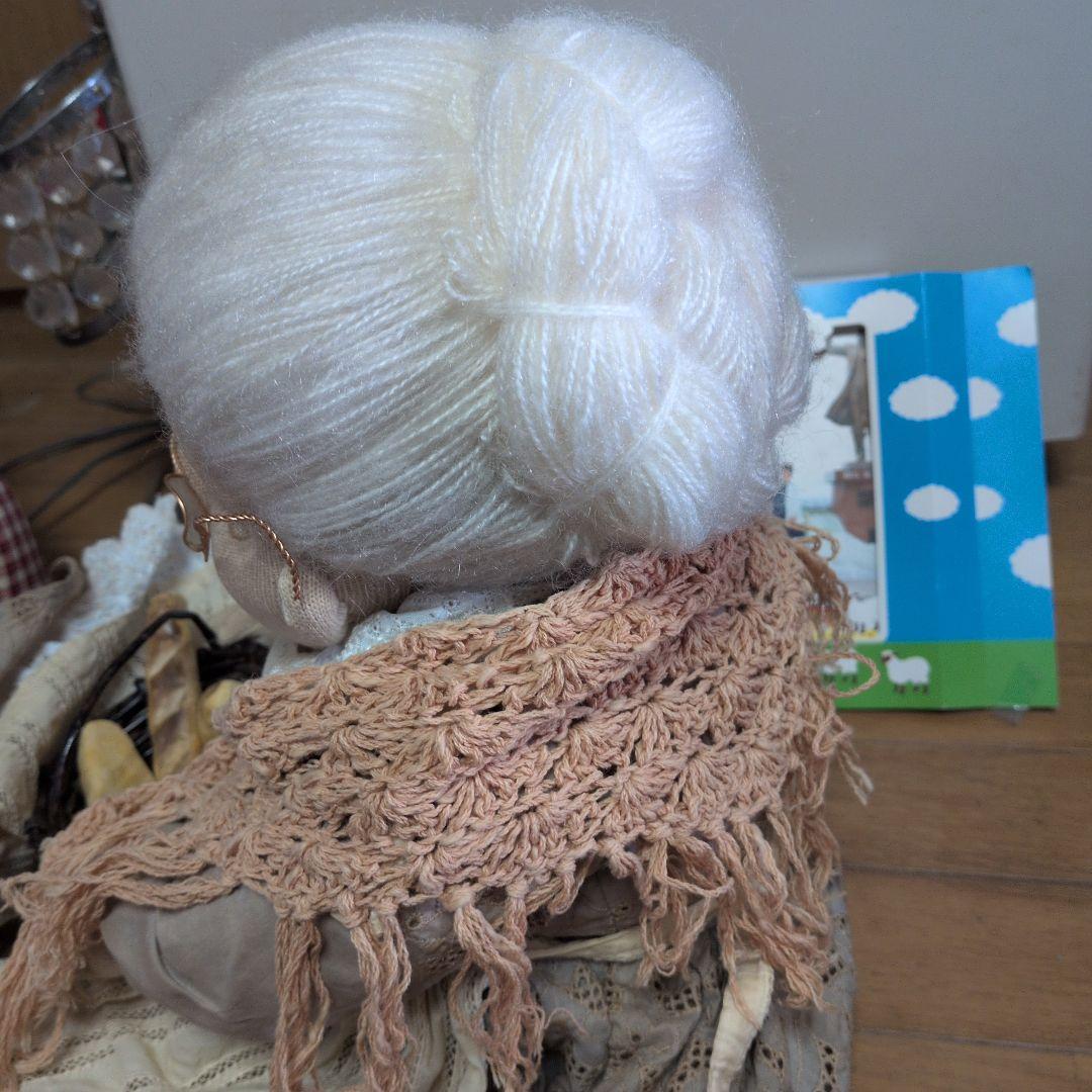 ベージュの女性人形 バスケット付き