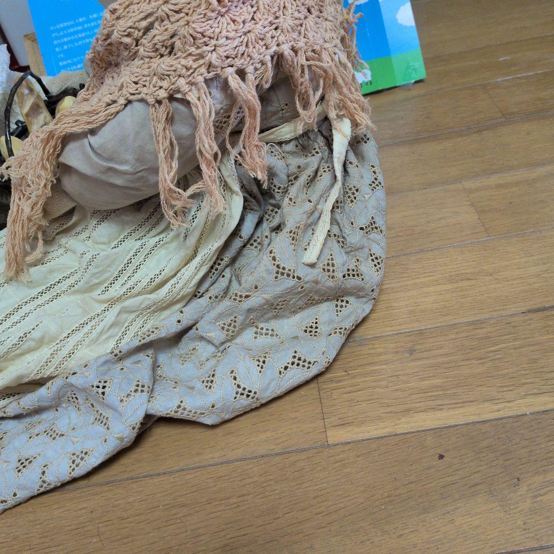 ベージュの女性人形 バスケット付き