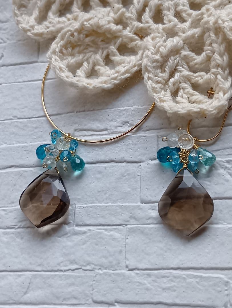 685　宝石質スモーキークォーツリーフ・ブルーの石のピアスorチャーム