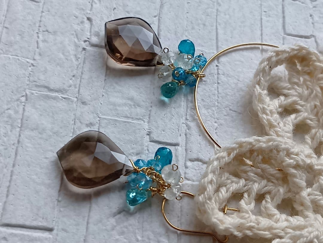 685　宝石質スモーキークォーツリーフ・ブルーの石のピアスorチャーム