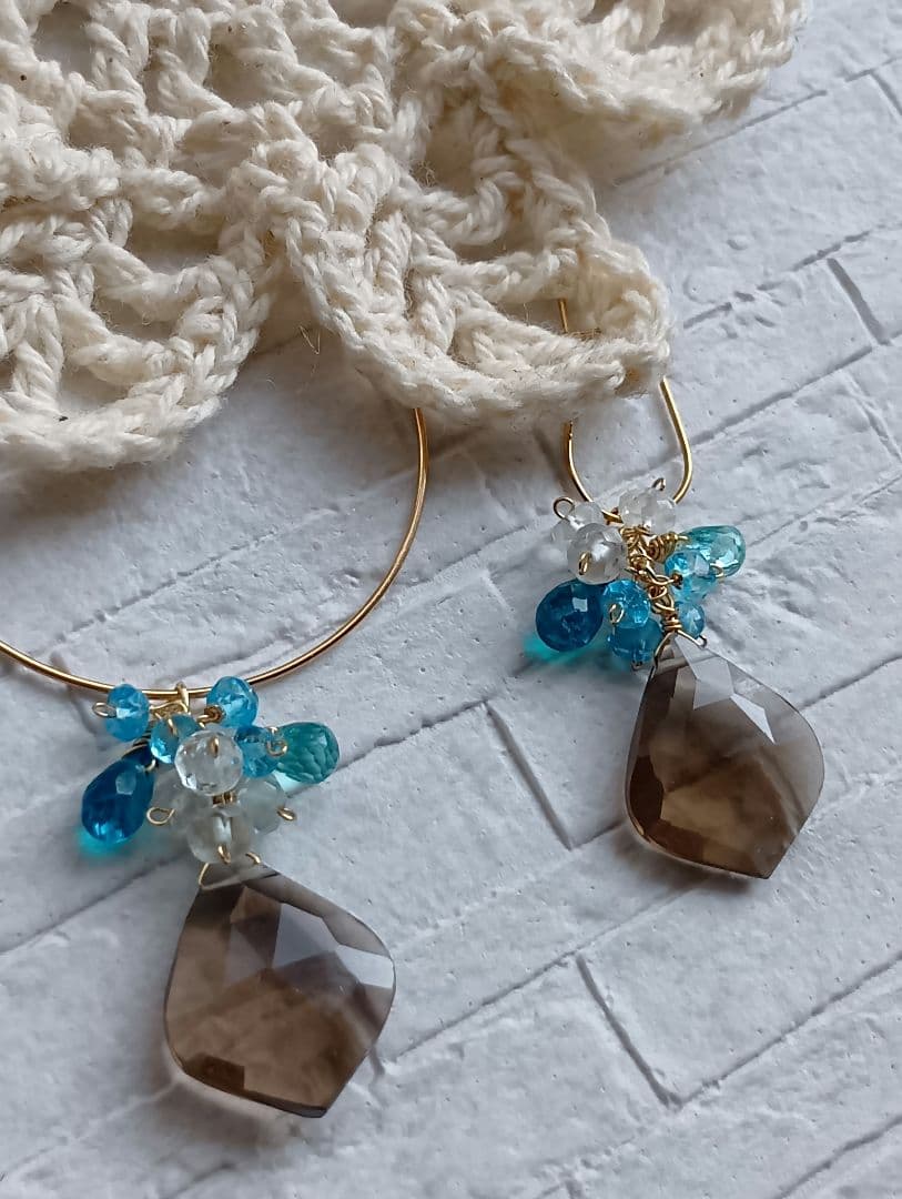 685　宝石質スモーキークォーツリーフ・ブルーの石のピアスorチャーム