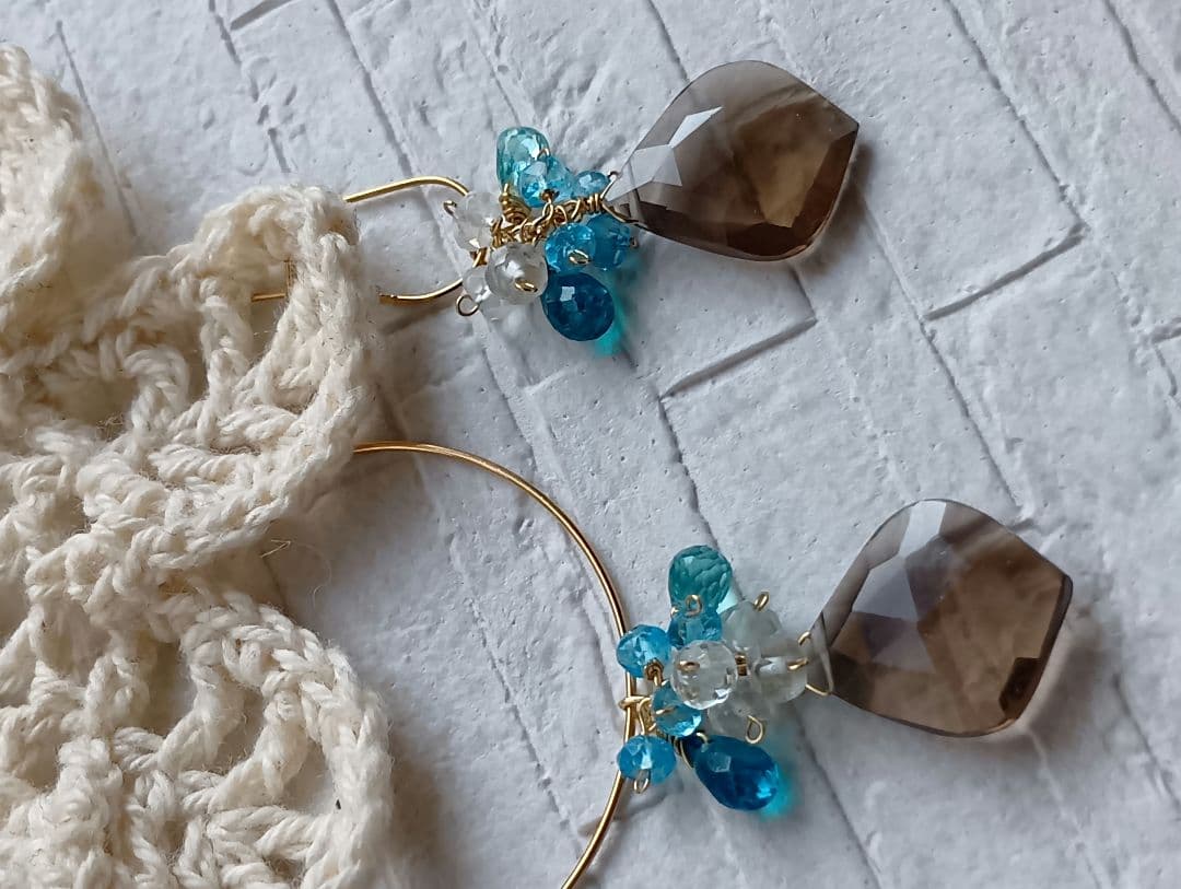 685　宝石質スモーキークォーツリーフ・ブルーの石のピアスorチャーム