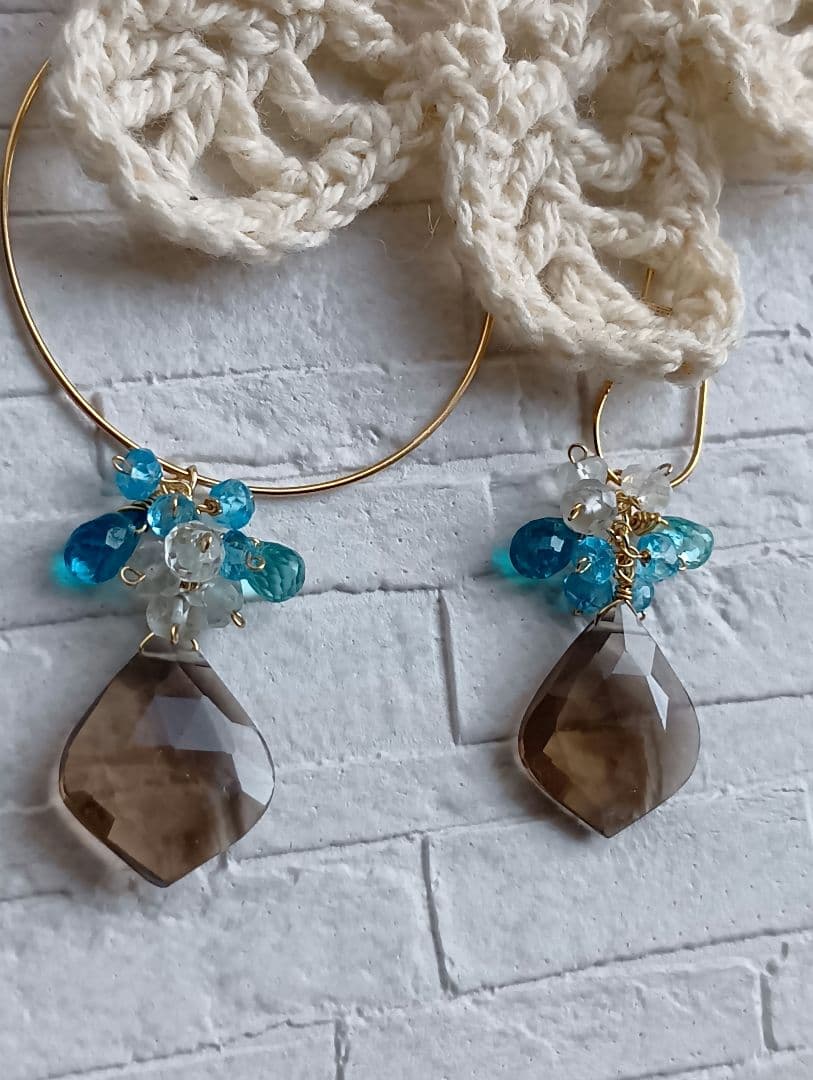 685　宝石質スモーキークォーツリーフ・ブルーの石のピアスorチャーム