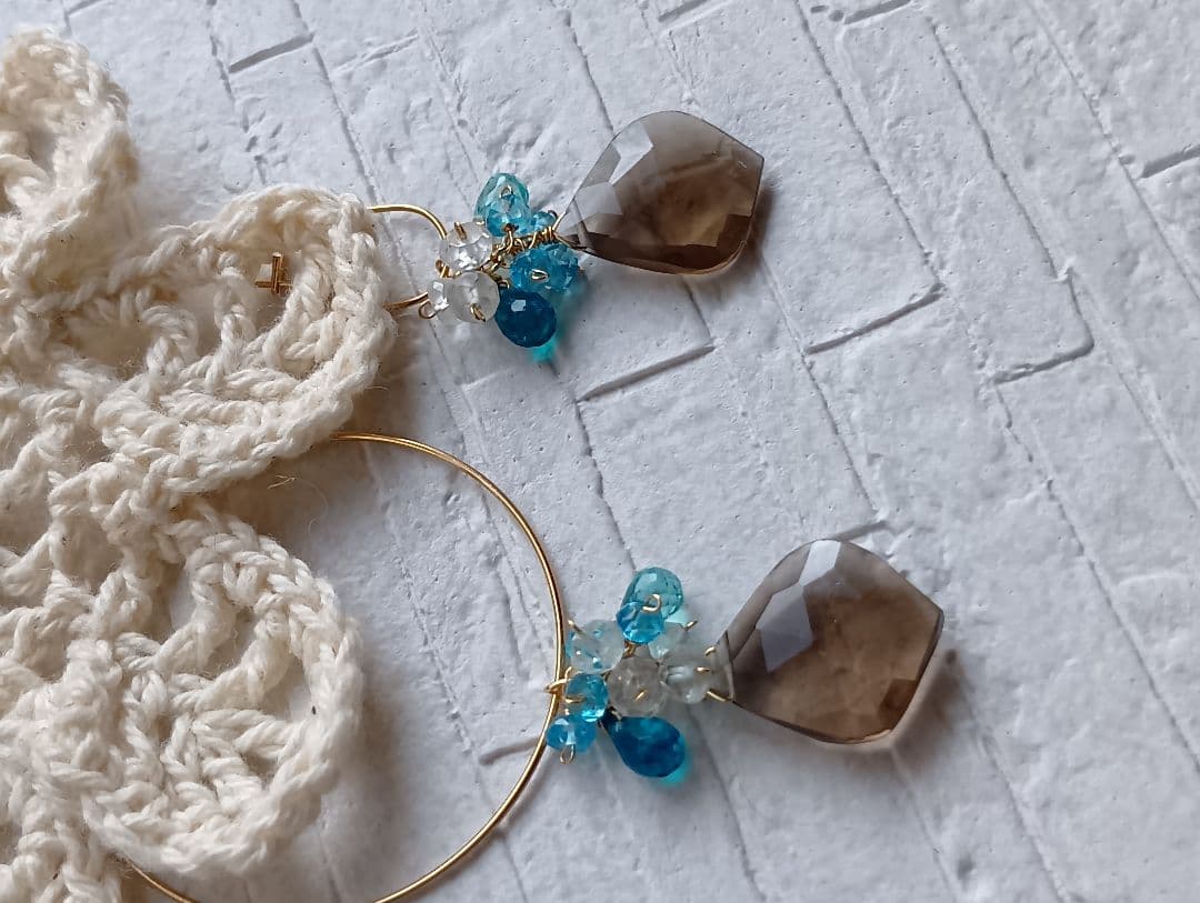 685　宝石質スモーキークォーツリーフ・ブルーの石のピアスorチャーム