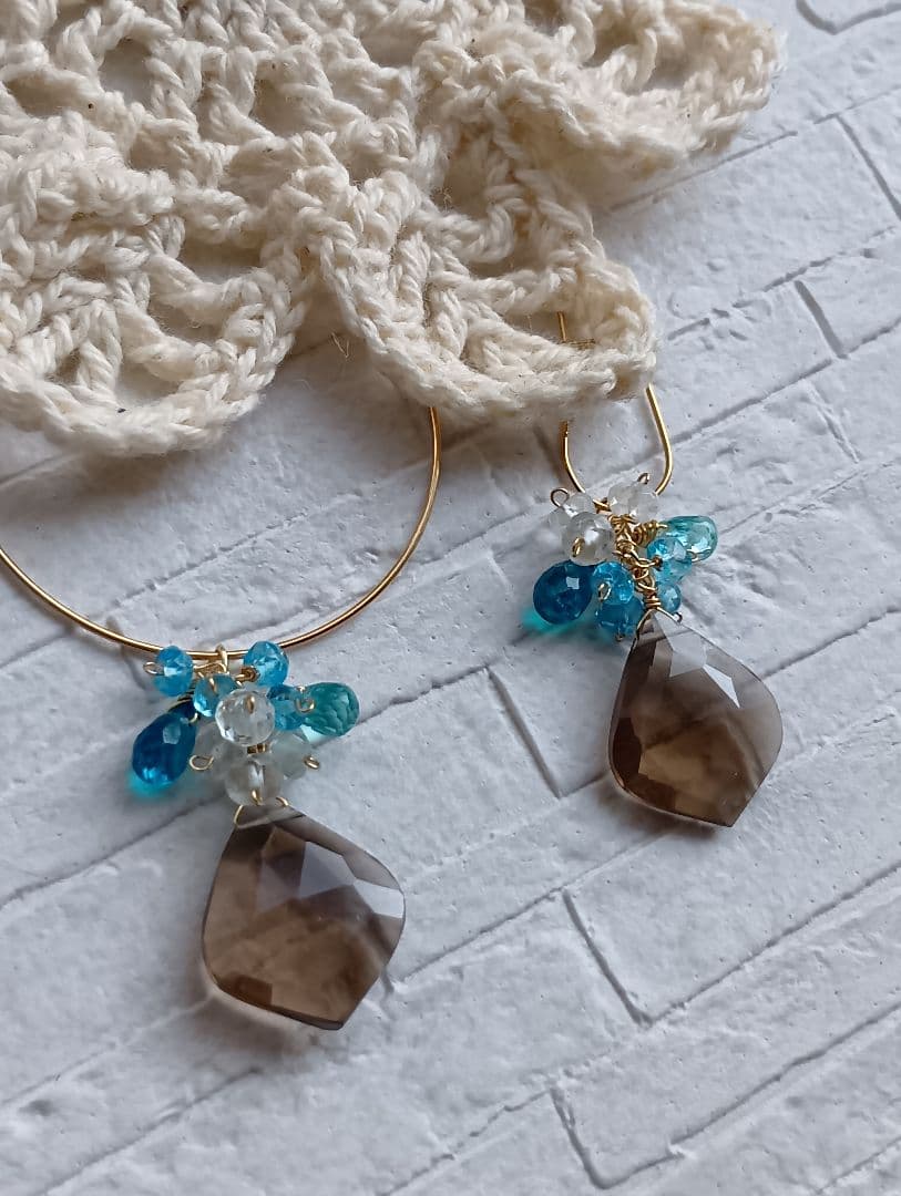 685　宝石質スモーキークォーツリーフ・ブルーの石のピアスorチャーム