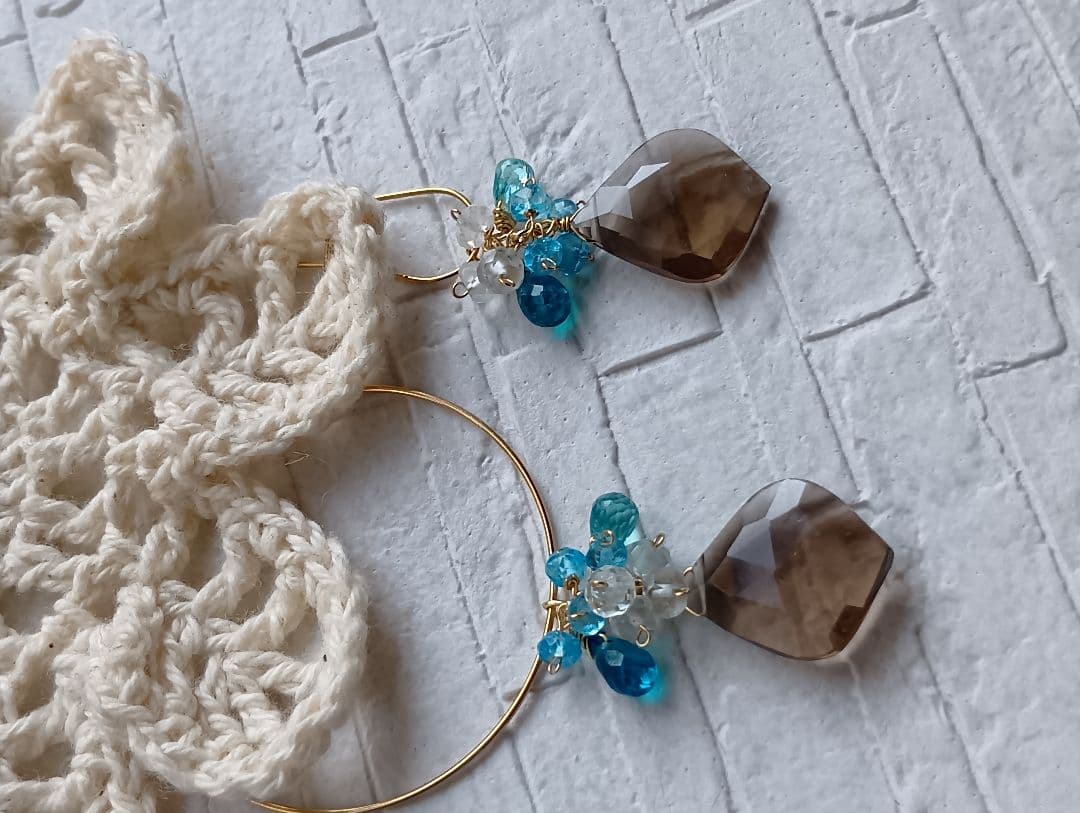 685　宝石質スモーキークォーツリーフ・ブルーの石のピアスorチャーム