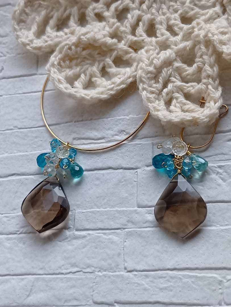 685　宝石質スモーキークォーツリーフ・ブルーの石のピアスorチャーム