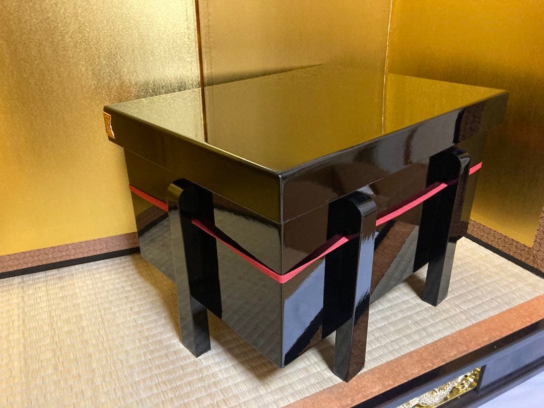 五月人形 兜飾りと飾り箱（櫃ひつ）