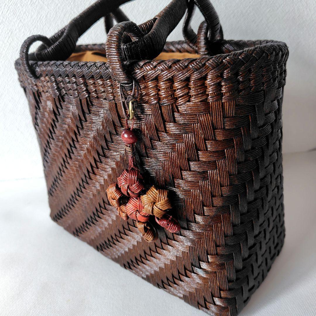 クラフトで作った山葡萄風濃淡の有るアンティーク調の網代編みかごバッグ