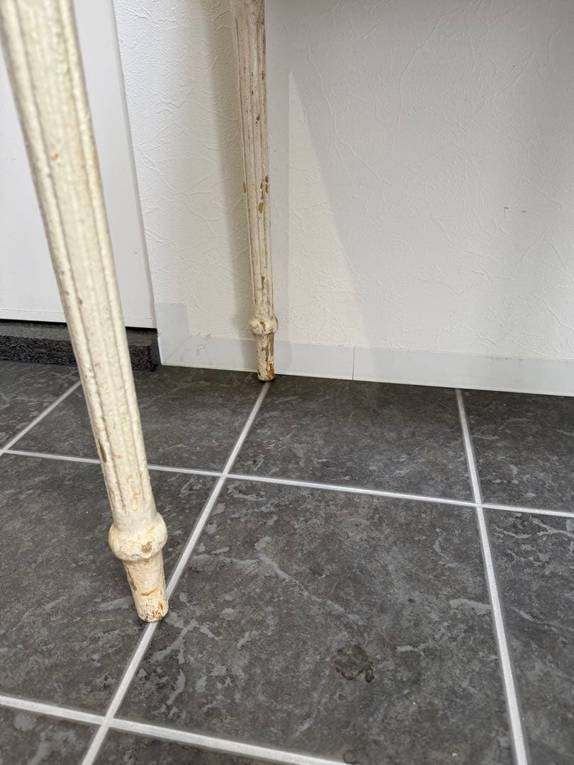 フランスアンティーク　シャビーシックなペイントの木製テーブル