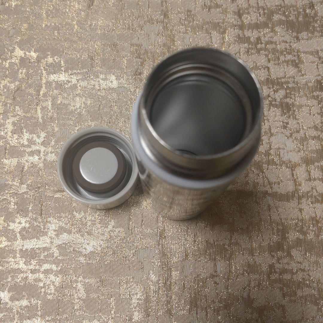 ハイジステンレスポットです。ミントンの花瓶と小物２点が追加されます。