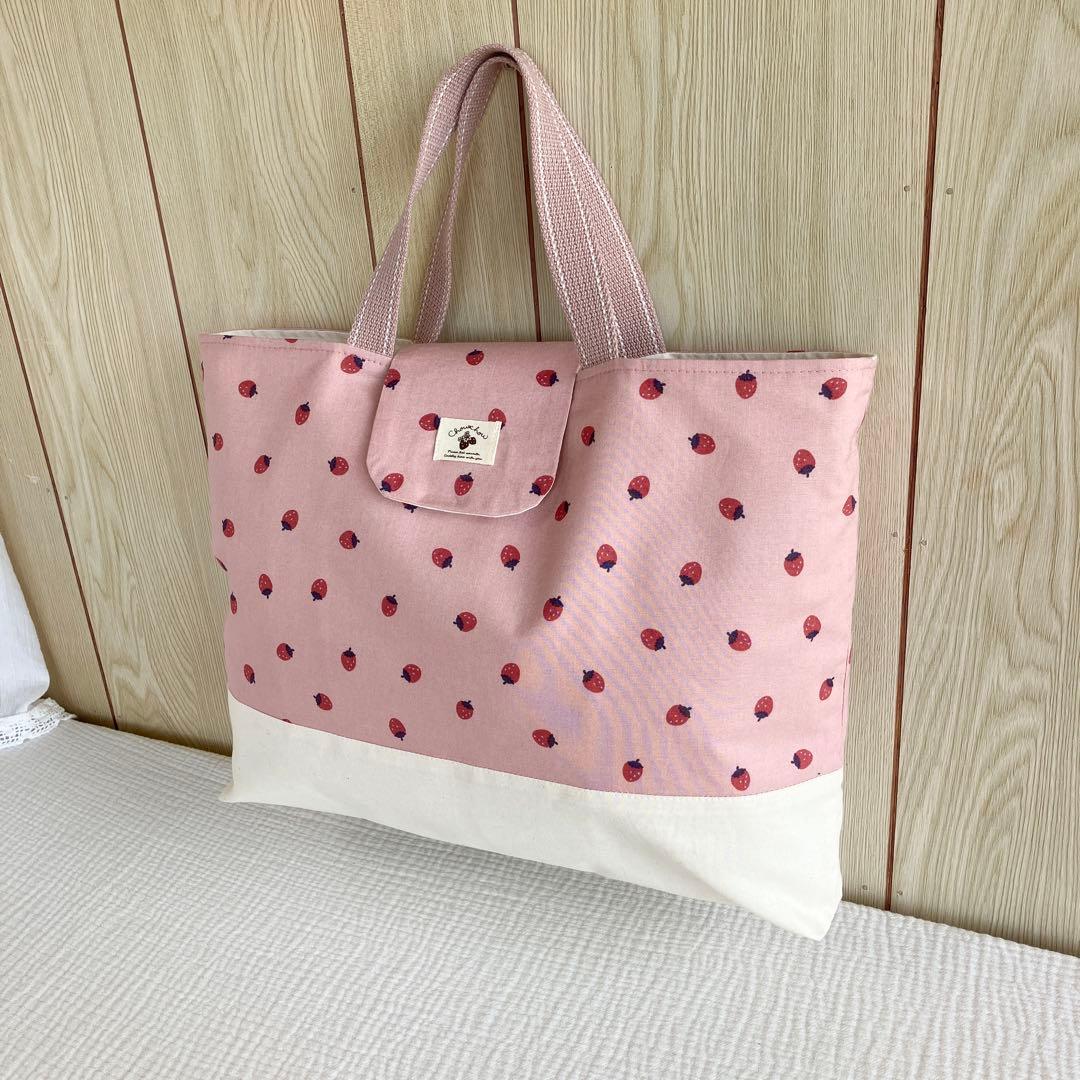 フラップ付き　レッスンバッグ　いちご　ピンク　ストロベリー　蓋付き ミルクラテ