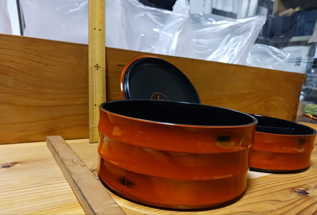 二段重箱40個　朱内黒蓋・仕切り付　10個入木箱４セット　漆塗り　未使用