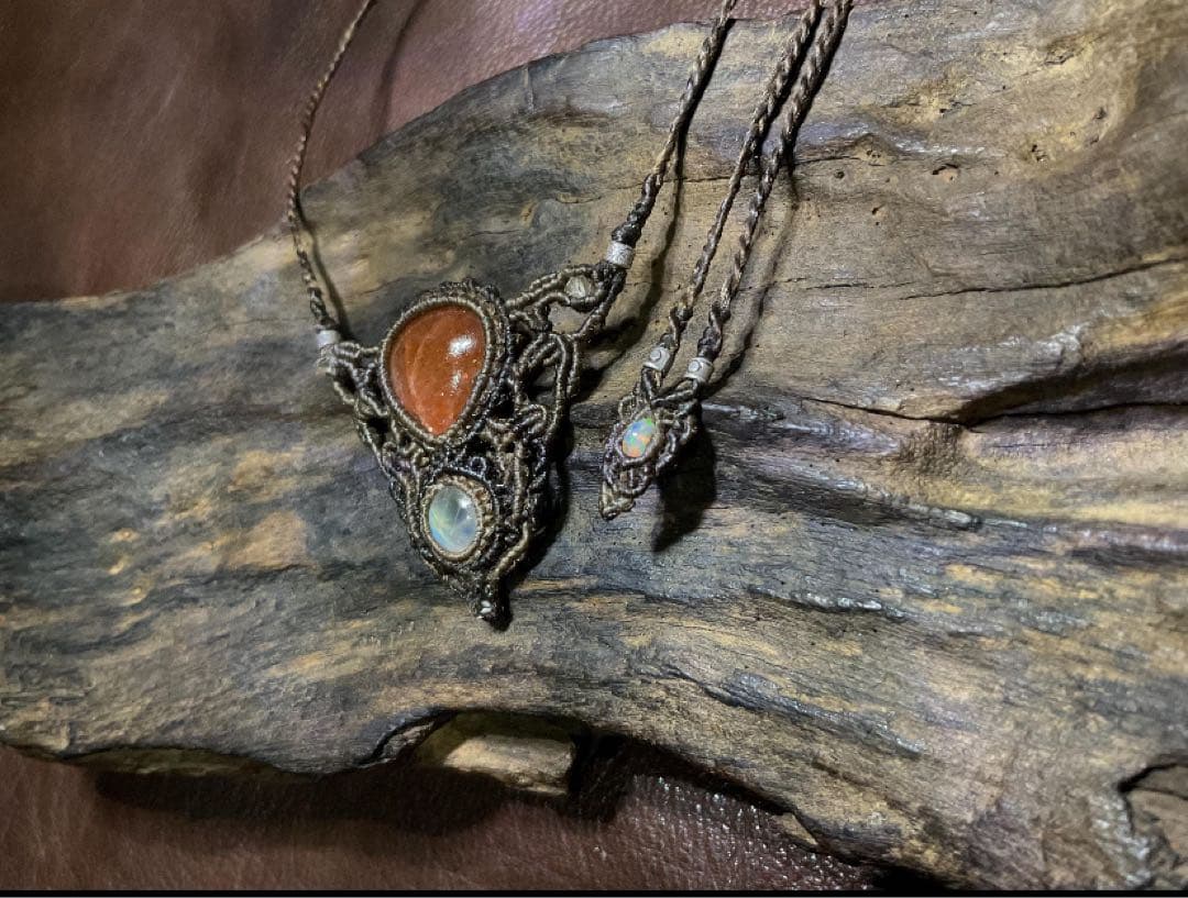 太陽と月　マイクロマクラメネックレス