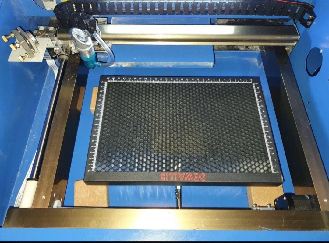 引き取り歓迎4０Wレーザー加工機レーザー、ハニカム台付、ウォータークーラー付き