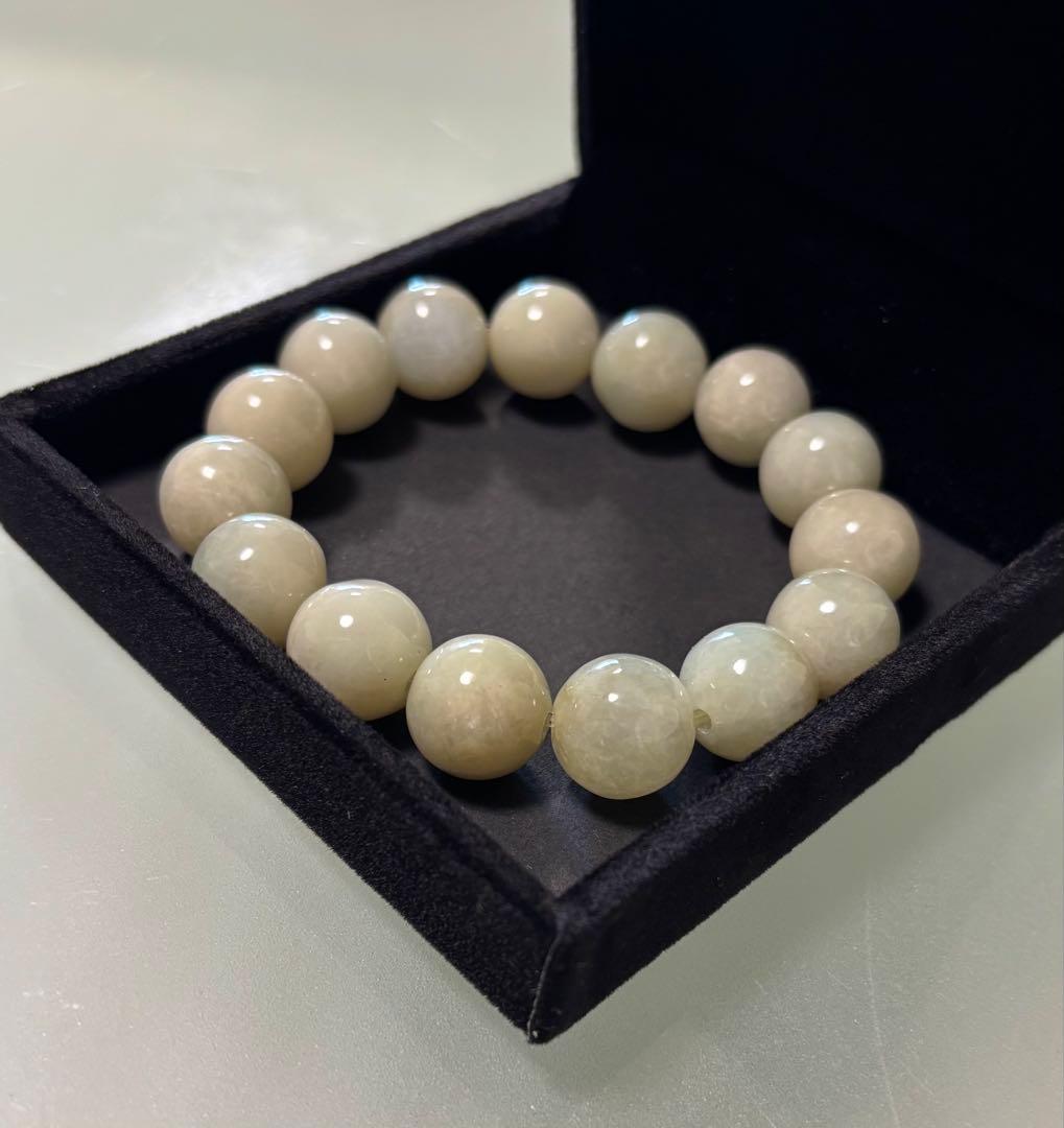 ミャンマー産 新緑硬玉翡翠（１３.５〜１４mm珠、径１７cm）②（鑑別書付き）