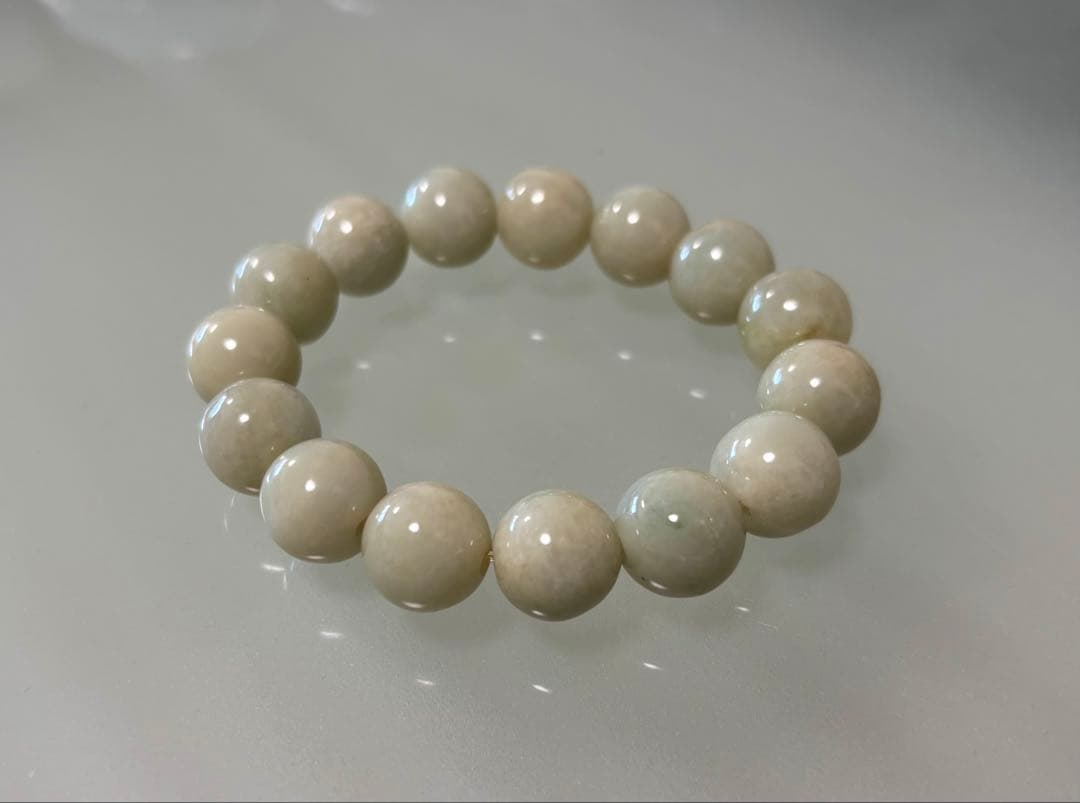 ミャンマー産 新緑硬玉翡翠（１３.５〜１４mm珠、径１７cm）②（鑑別書付き）