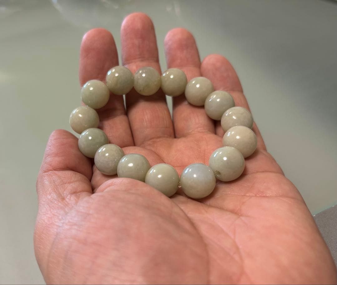 ミャンマー産 新緑硬玉翡翠（１３.５〜１４mm珠、径１７cm）②（鑑別書付き）