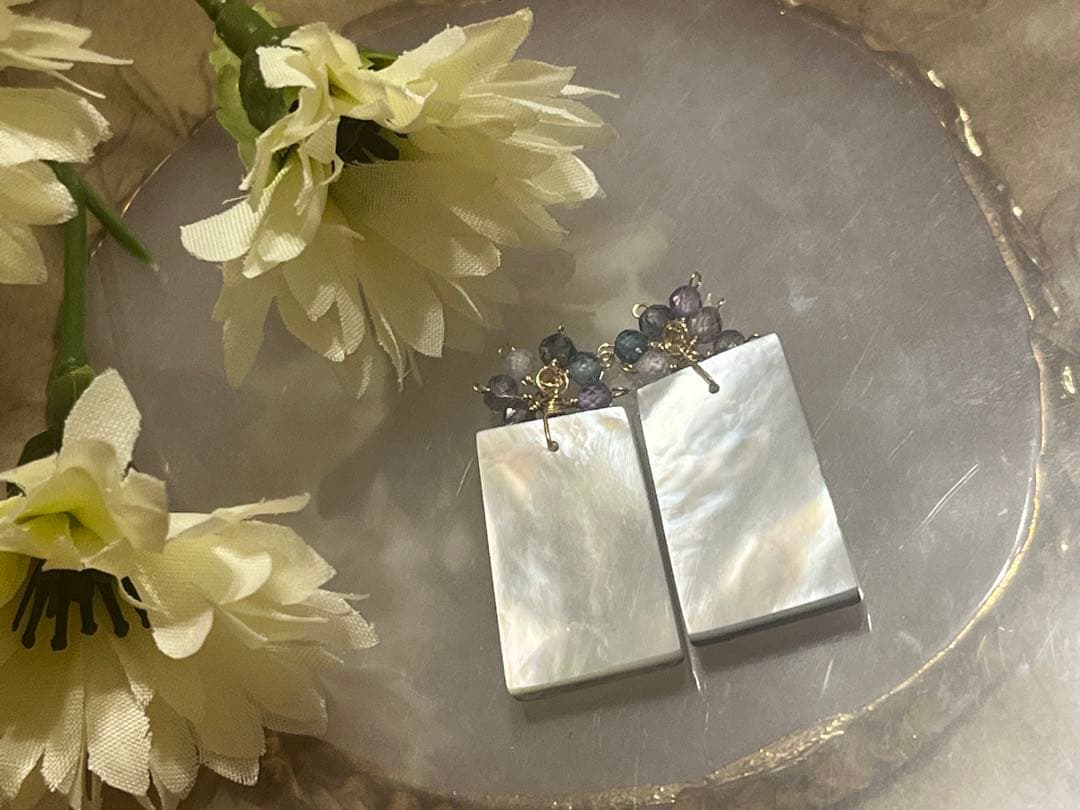 14kgfフローライト×マザオパ変形レクタングルカービングピアス