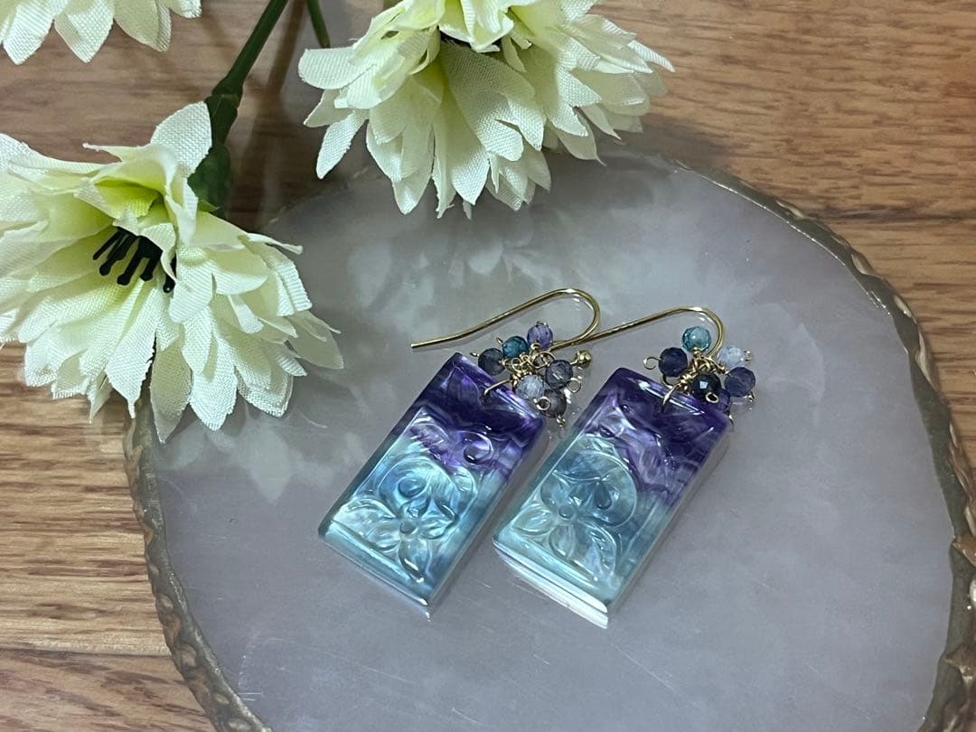 14kgfフローライト×マザオパ変形レクタングルカービングピアス