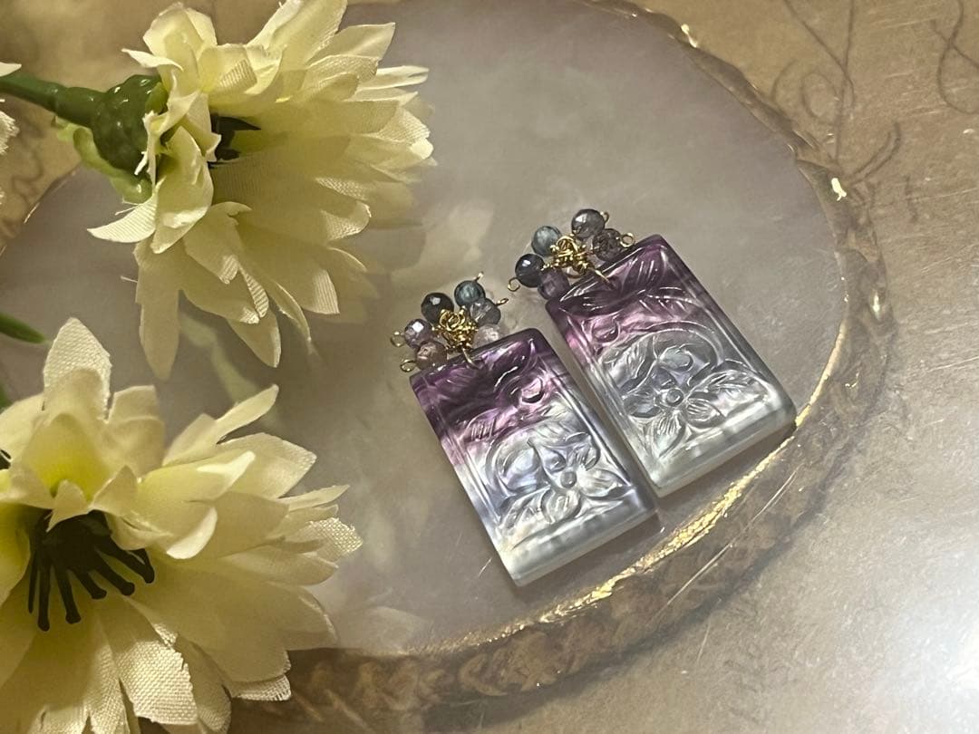 14kgfフローライト×マザオパ変形レクタングルカービングピアス