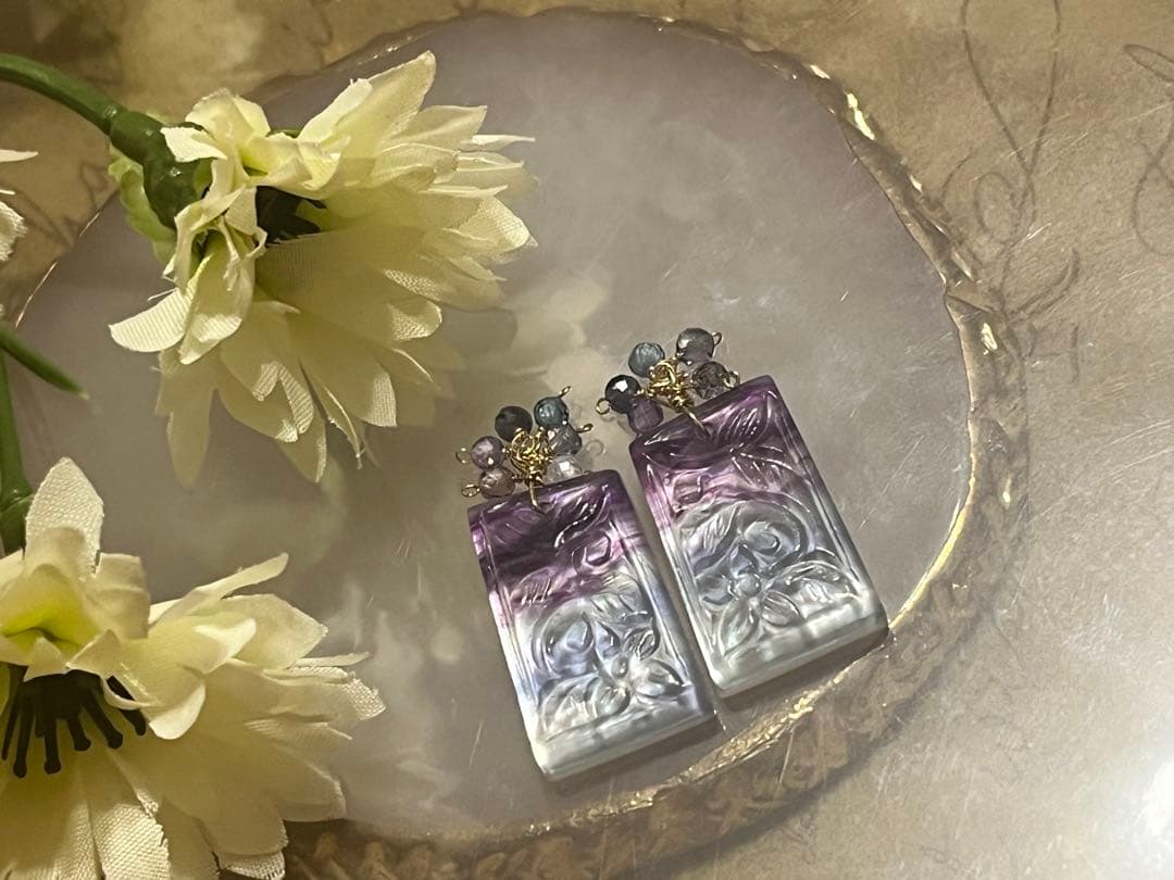 14kgfフローライト×マザオパ変形レクタングルカービングピアス