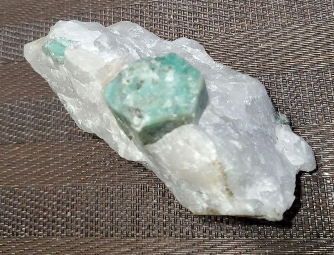 エメラルド 緑柱石 エクアドル産 鉱石 原石 宝石 貴重