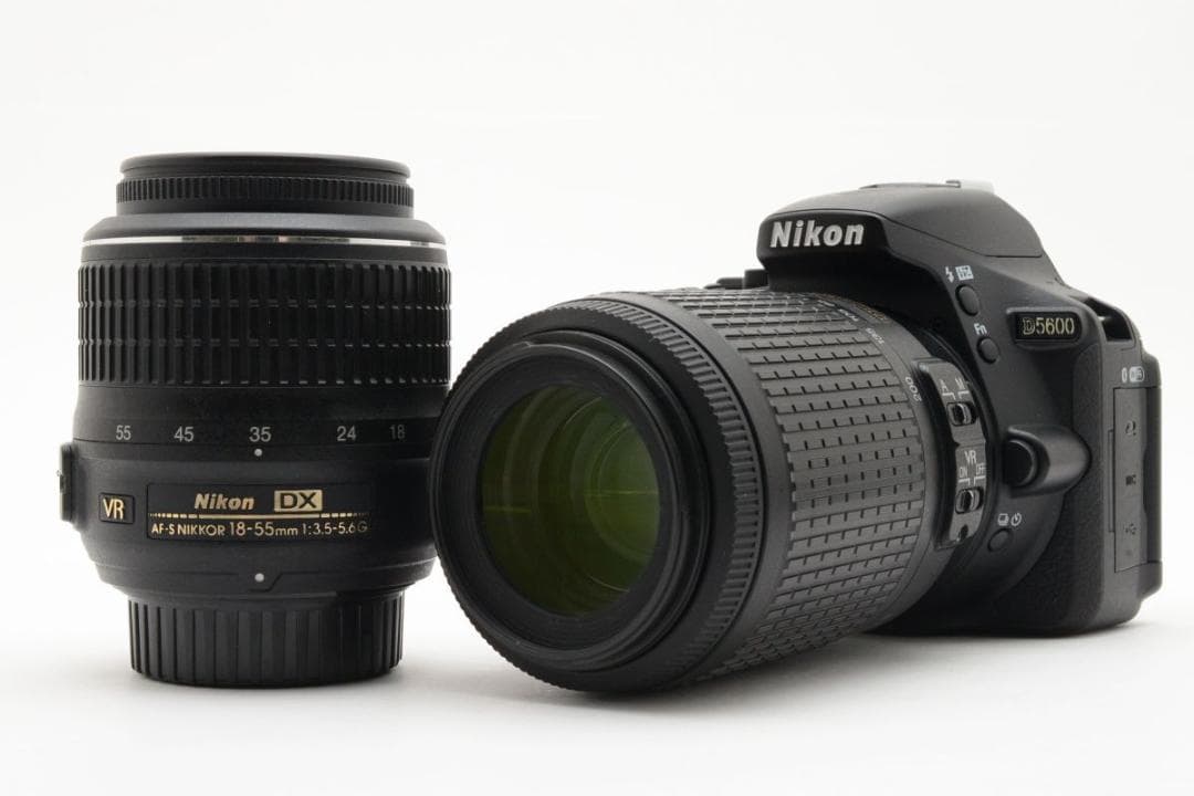 超美品　974ショット/使用率1% ニコン D5600 ダブルズームキット
