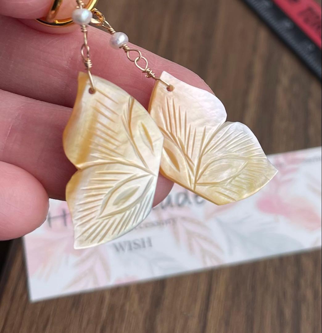 1点のみ マザーオブパールバタフライカービングピアスチャーム