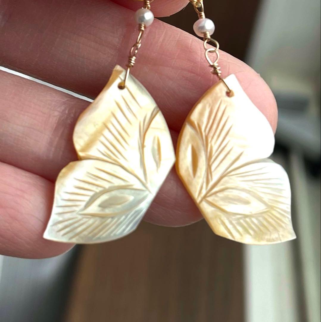 1点のみ マザーオブパールバタフライカービングピアスチャーム