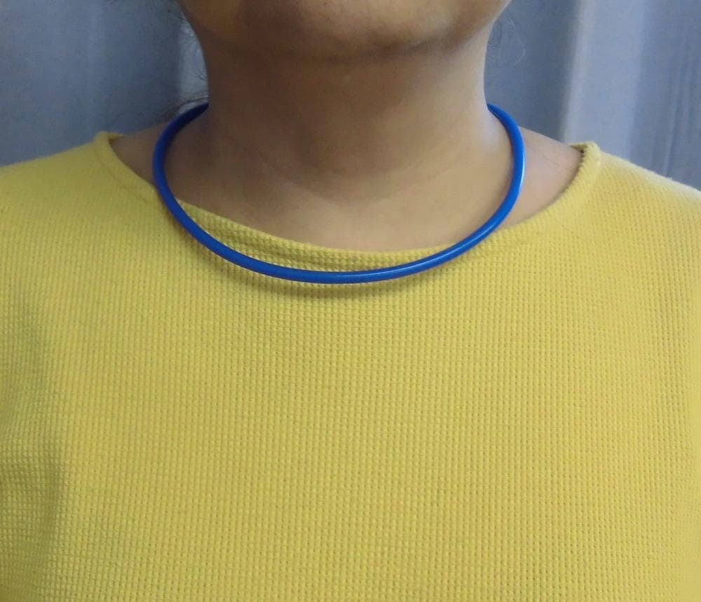 テラヘルツ鉱石を入れたネックレス 長さ50cm 青色