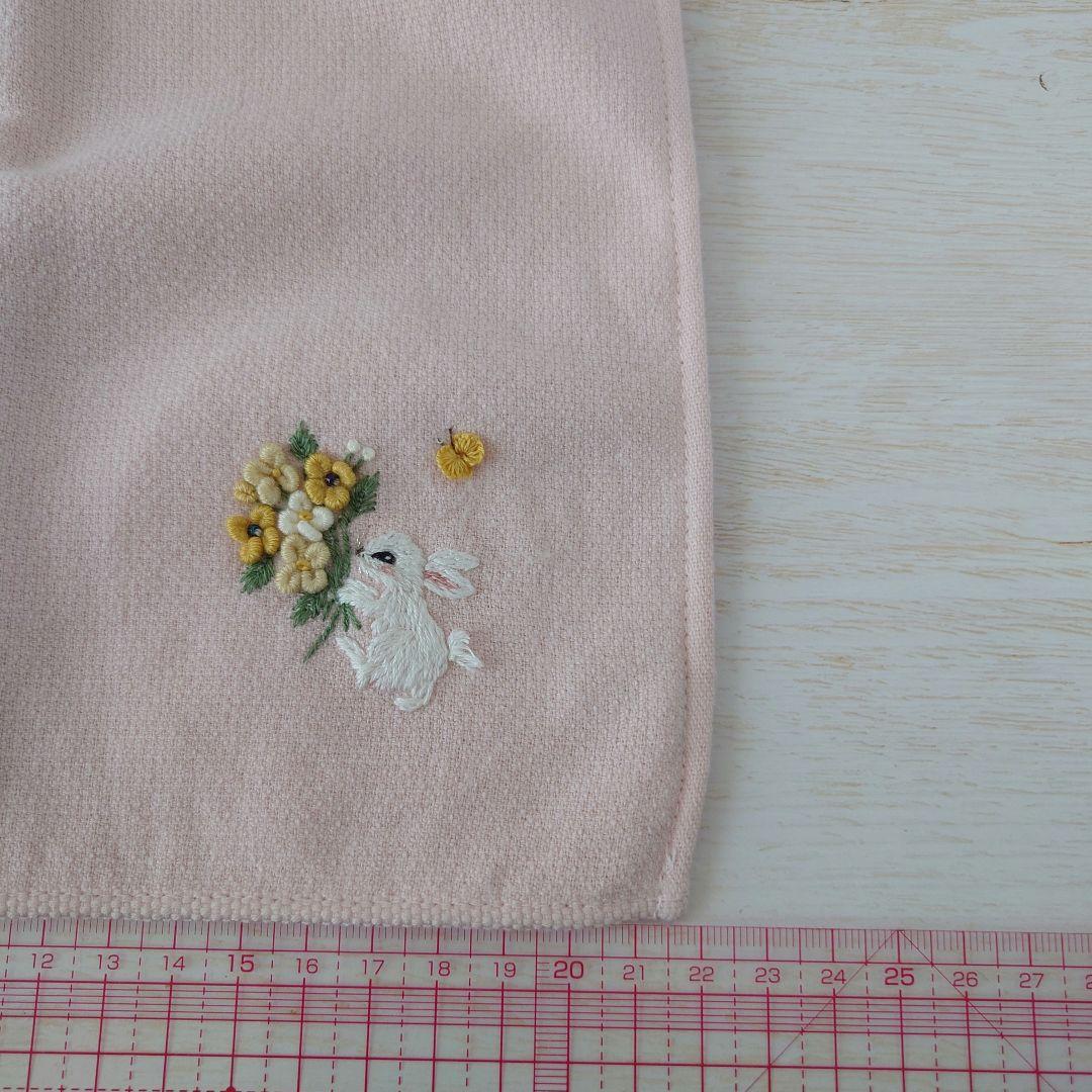 手刺繍入ちっちゃな タオルハンカチ【うさことフラワーブーケ】