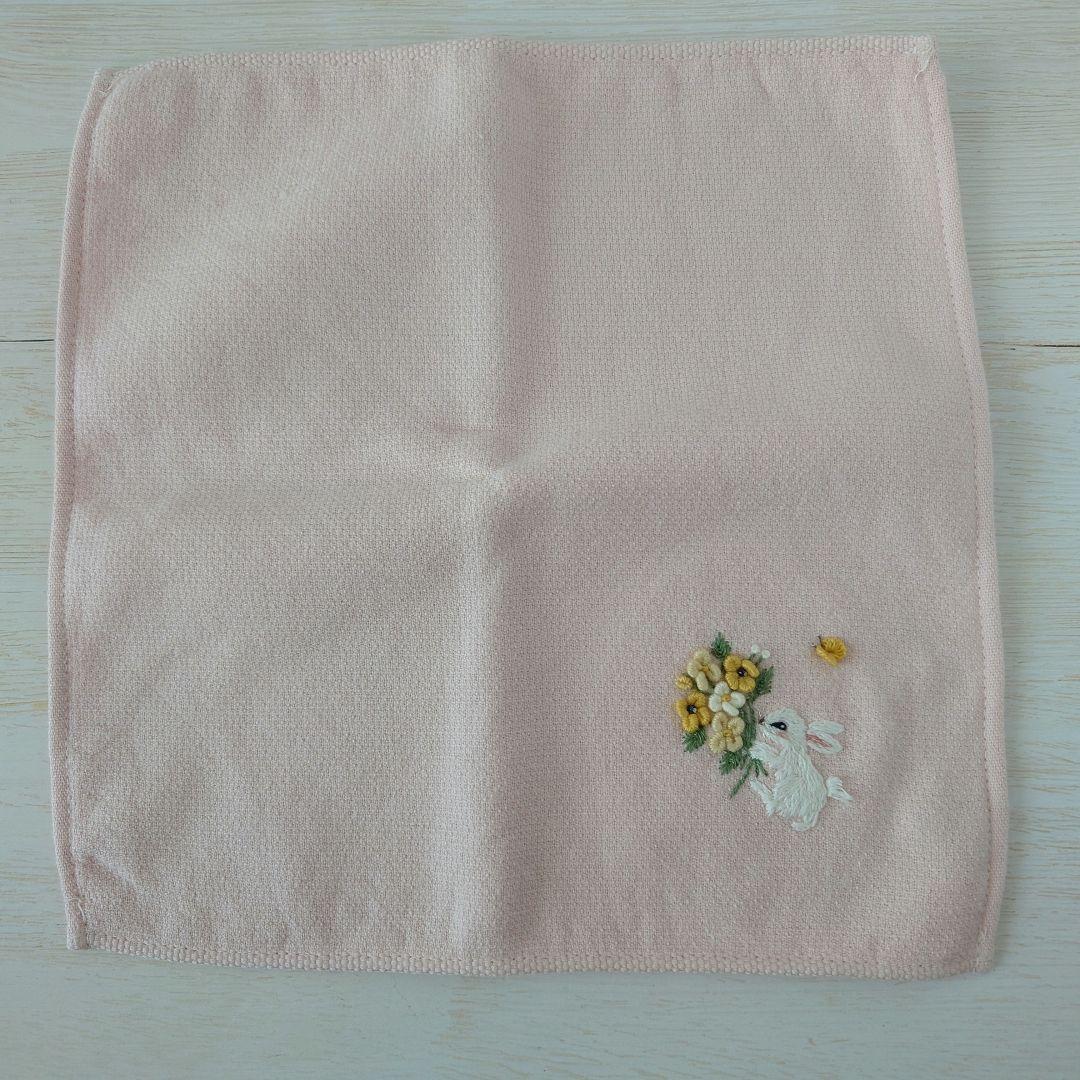 手刺繍入ちっちゃな タオルハンカチ【うさことフラワーブーケ】