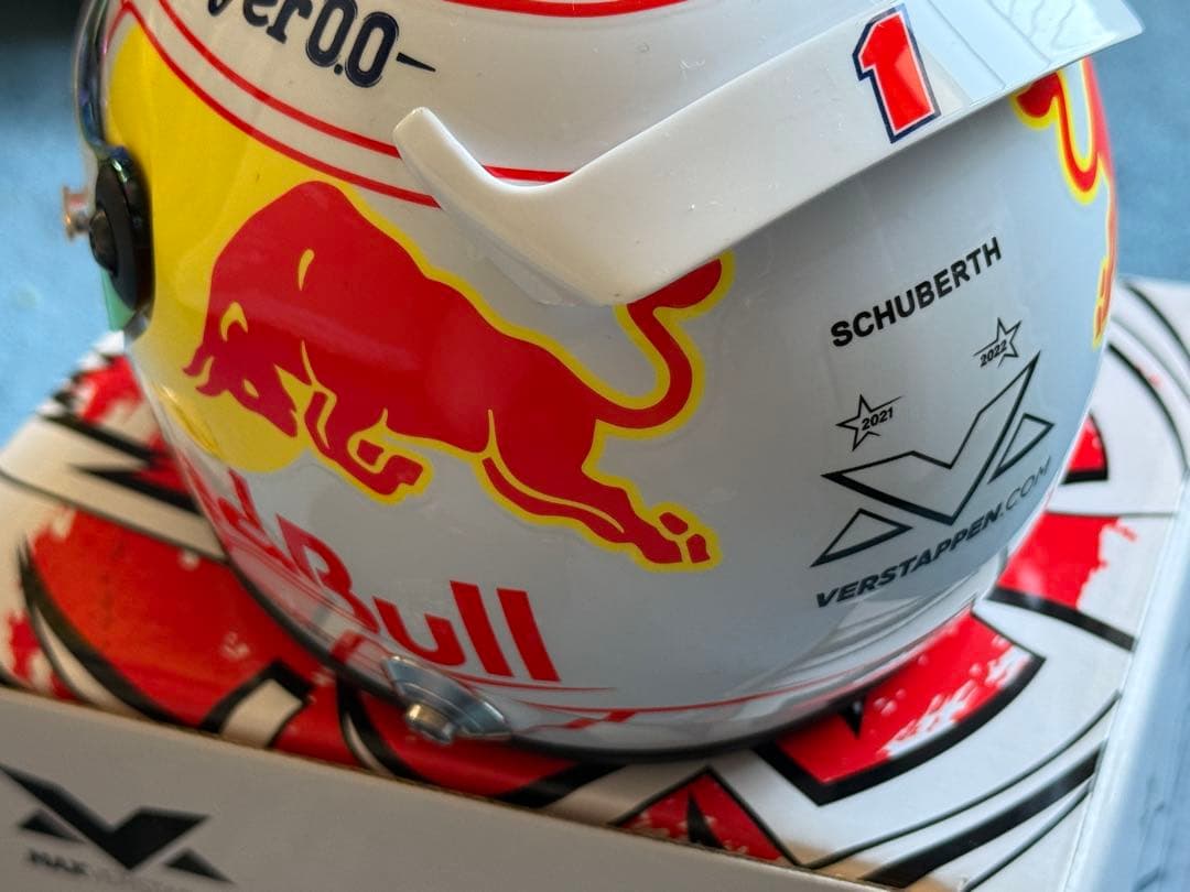 シューベルト製 2023年日本GPスペシャルヘルメット　フェルスタッペン